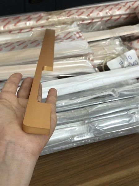 Tay nắm tủ dài 800mm, cạnh vuông màu vàng Vina HD0401V800L-HD0401V800L