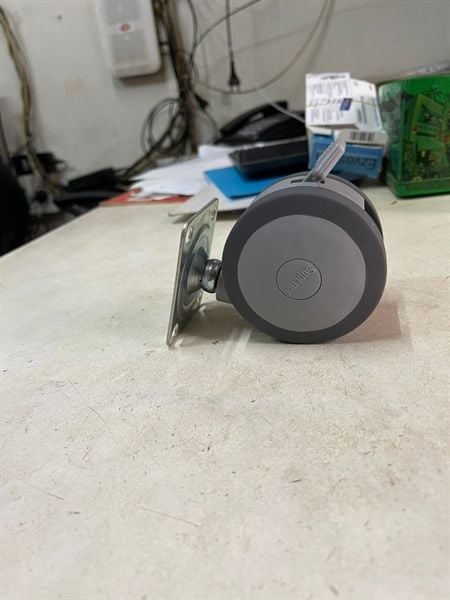 Bánh xe tủ nhựa đế vuông có khóa, màu xám viền đen Vinahardware - CT19CK75