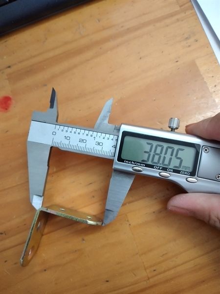 Pat (bas) ke vuông bảy màu hai lỗ vít Vinahardware - P63913