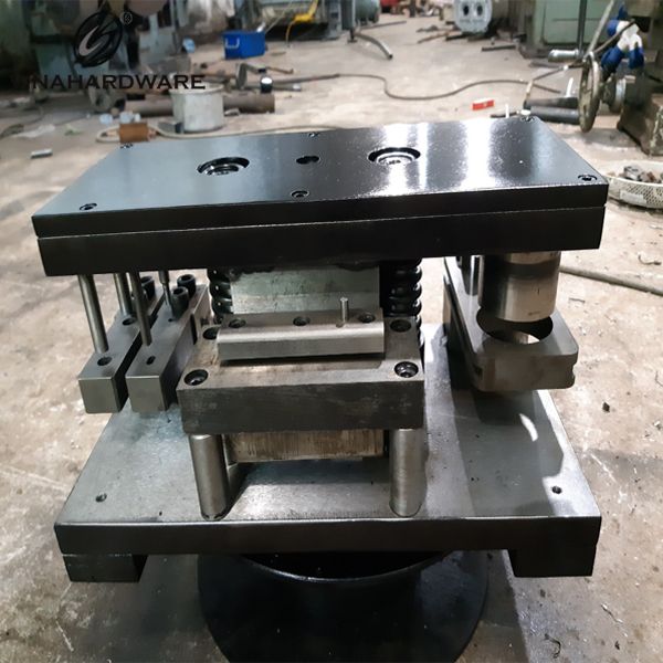 Bộ khuôn dập sản xuất bản lề dao – Mã 2201.1.0005