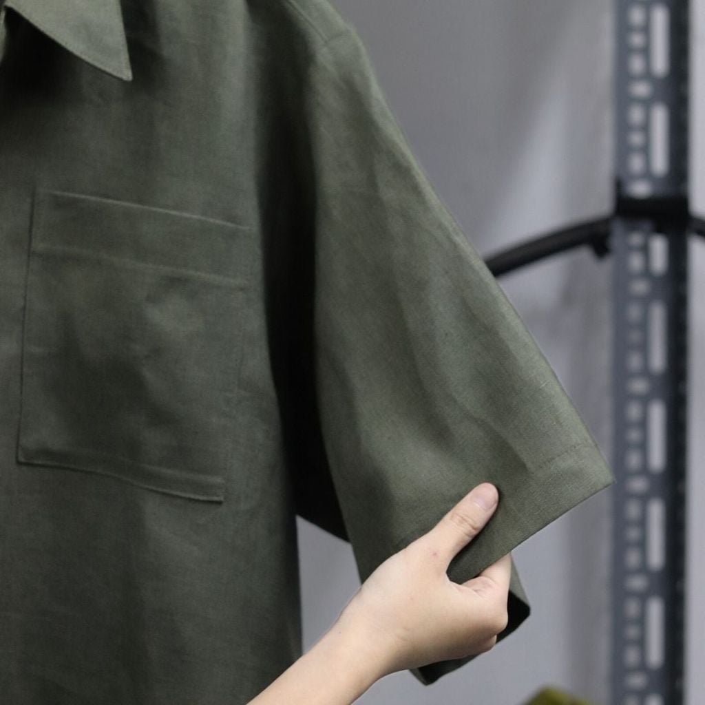 Áo Sơ Mi Nam Rêu  Relax Form Rộng, Cổ Thường, Lai Ngang Linen Solene Vải Mềm Mát HISHOO A1T003