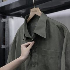 Áo Sơ Mi Nam Rêu  Relax Form Rộng, Cổ Thường, Lai Ngang Linen Solene Vải Mềm Mát HISHOO A1T003