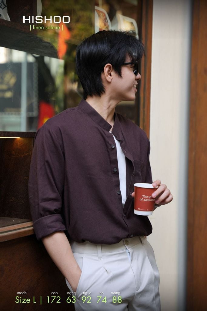 Áo Sơ Mi Nam Nâu Walnut Tay Dài Relax Form Rộng, Cổ Tàu Vuông, Lai Ngang Linen Solene Vải Mềm Mát HISHOO A2T002