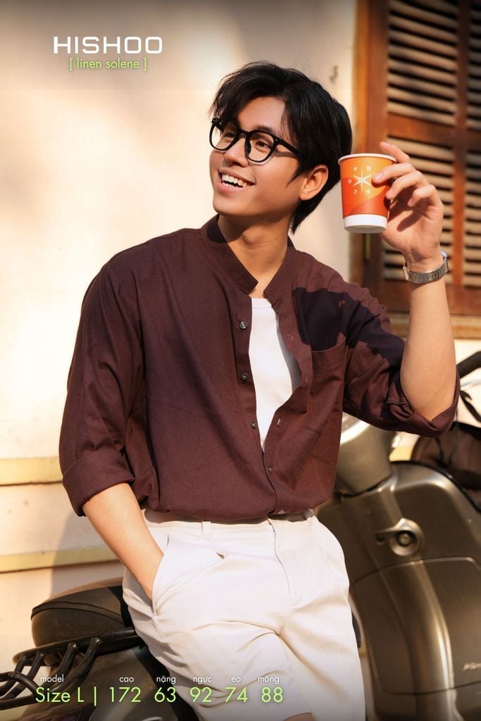 Áo Sơ Mi Nam Nâu Walnut Tay Dài Relax Form Rộng, Cổ Tàu Vuông, Lai Ngang Linen Solene Vải Mềm Mát HISHOO A2T002