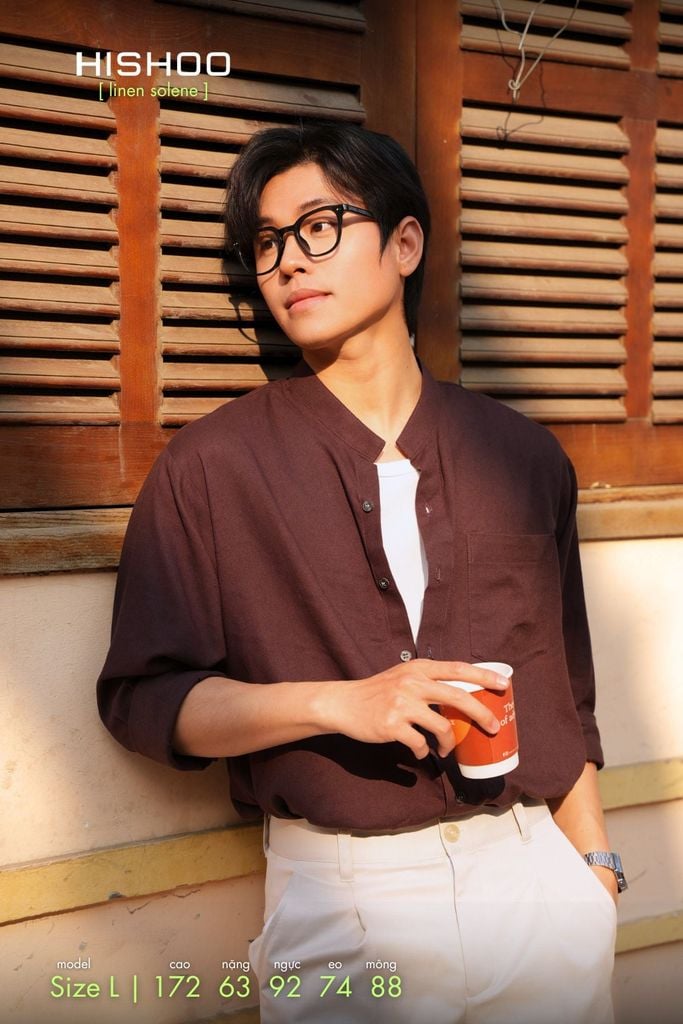 Áo Sơ Mi Nam Nâu Walnut Tay Dài Relax Form Rộng, Cổ Tàu Vuông, Lai Ngang Linen Solene Vải Mềm Mát HISHOO A2T002