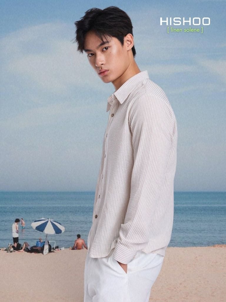 Áo Sơ Mi Trắng Sọc Nâu Nút Gỗ Tay Dài Nam Relax Form Rộng, Cổ Thường, Lai Ngang Linen Solene Vải Mềm Mát HISHOO A2T003