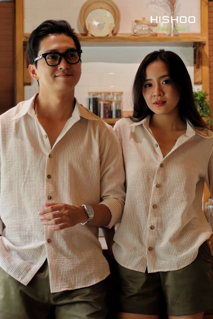 Áo Sơ Mi Trắng Sọc Nâu Nút Gỗ Tay Dài Nam Relax Form Rộng, Cổ Thường, Lai Ngang Linen Solene Vải Mềm Mát HISHOO A2T003