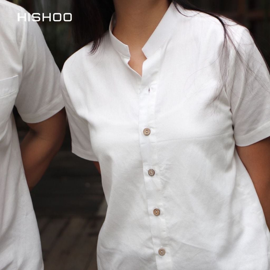 Áo Sơ Mi Nữ Nút Gỗ Relax Form Rộng, Cổ Tàu Vuông, Lai Ngang Linen Solene Vải Mềm Mát HISHOO A1G002