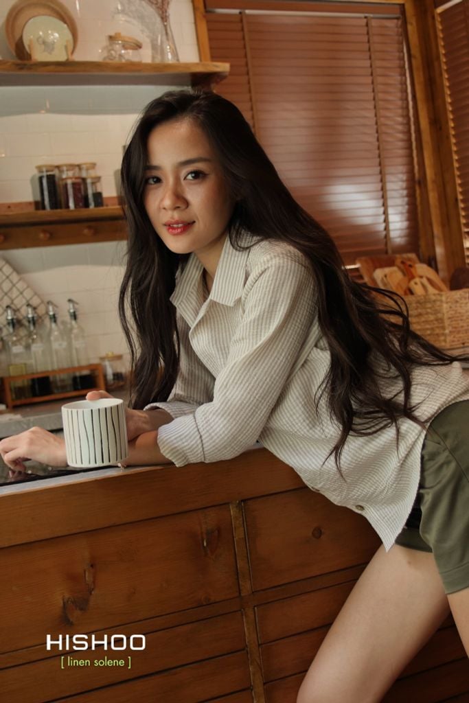 Áo Sơ Mi Sọc Nút Gỗ Tay Dài Nữ Relax Form Rộng, Cổ Thường, Lai Ngang Linen Solene Vải Mềm Mát HISHOO A2G003