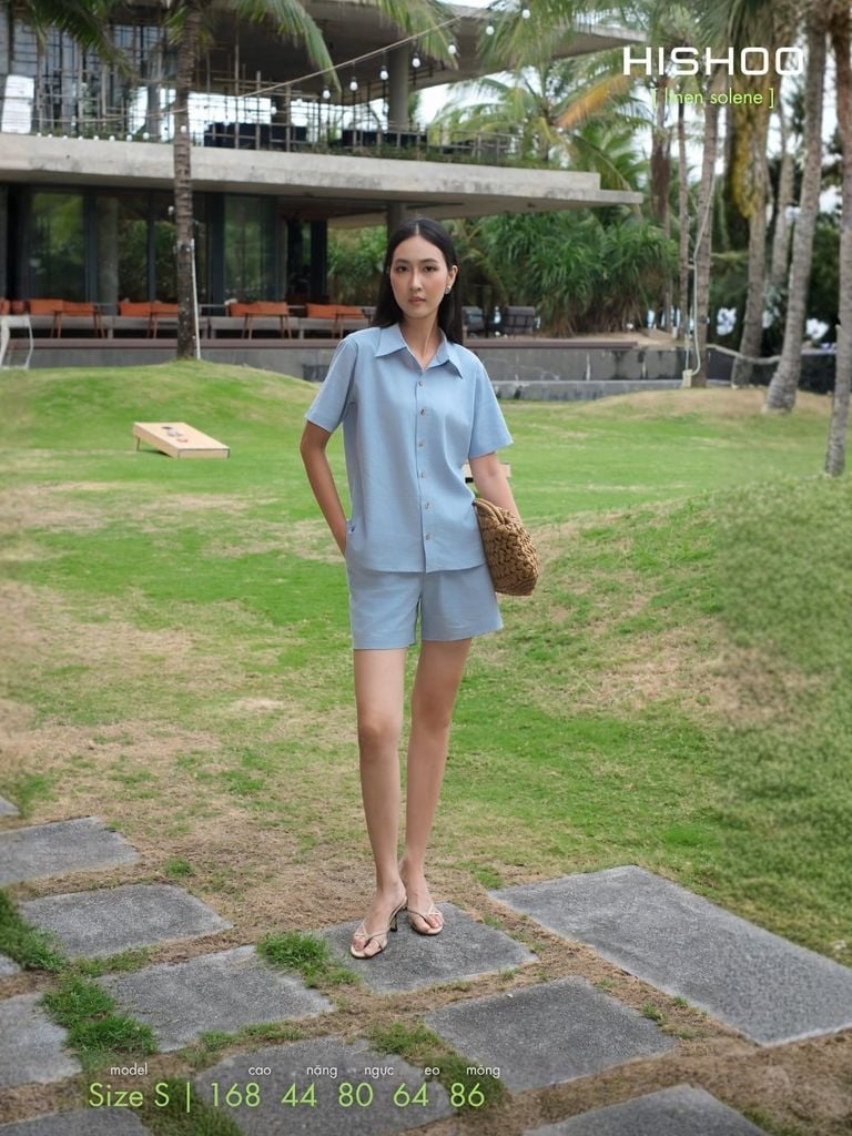 Áo Sơ Mi Nữ Nút GỗRelax Form Rộng, Cổ Thường, Lai Ngang Linen Solene Vải Mềm Mát HISHOO A1G003