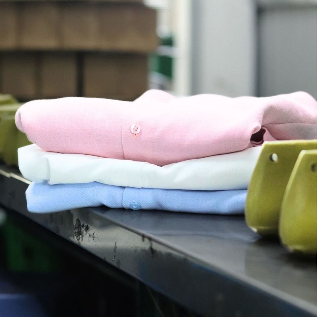 Áo Sơ Mi Nữ Relax Form Rộng, Cổ Tàu Vuông, Lai Ngang Linen Solene Vải Mềm Mát HISHOO A1G002