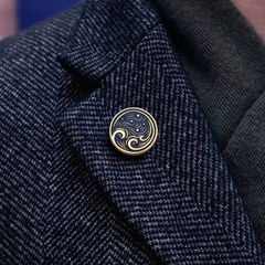 Huy hiệu cài áo vest theo thiết kế riêng