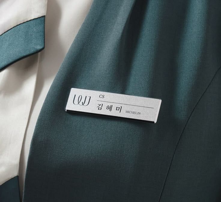 Huy hiệu cài áo vest theo thiết kế riêng