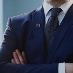 Huy hiệu cài áo vest theo thiết kế riêng