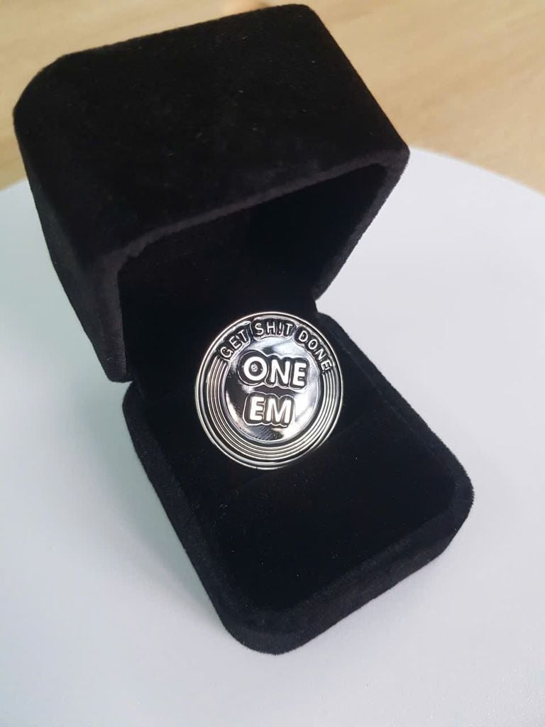 Hộp nhung đựng huy hiệu, nhẫn cưới