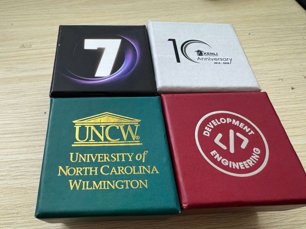 In hộp cứng đựng huy hiệu, pin cái áo