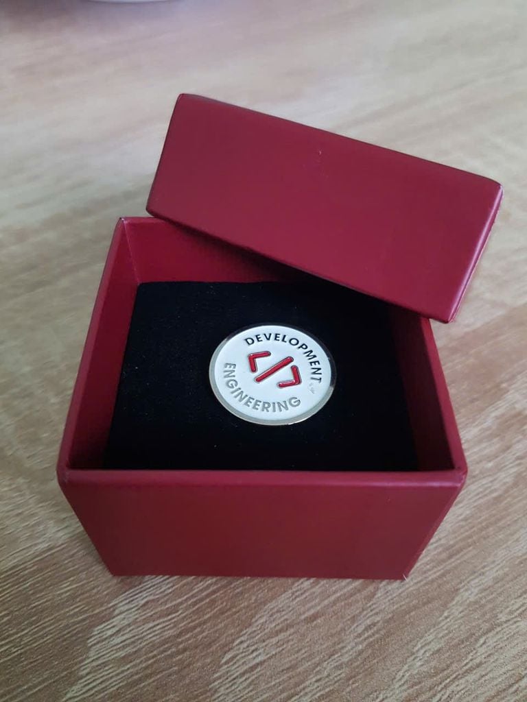 In hộp cứng đựng huy hiệu, pin cái áo