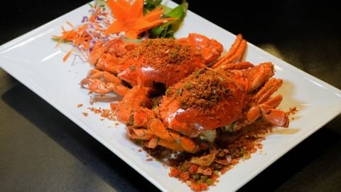  Salt-baked Ca Mau Crab - Cua Cà Mau Rang Muối Ớt (Giá tính theo 1 con 300 gram) 