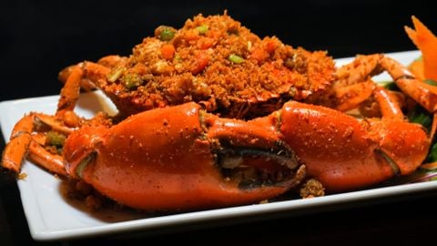  Salt-baked Ca Mau Crab - Cua Cà Mau Rang Muối Ớt (Giá tính theo 1 con 300 gram) 