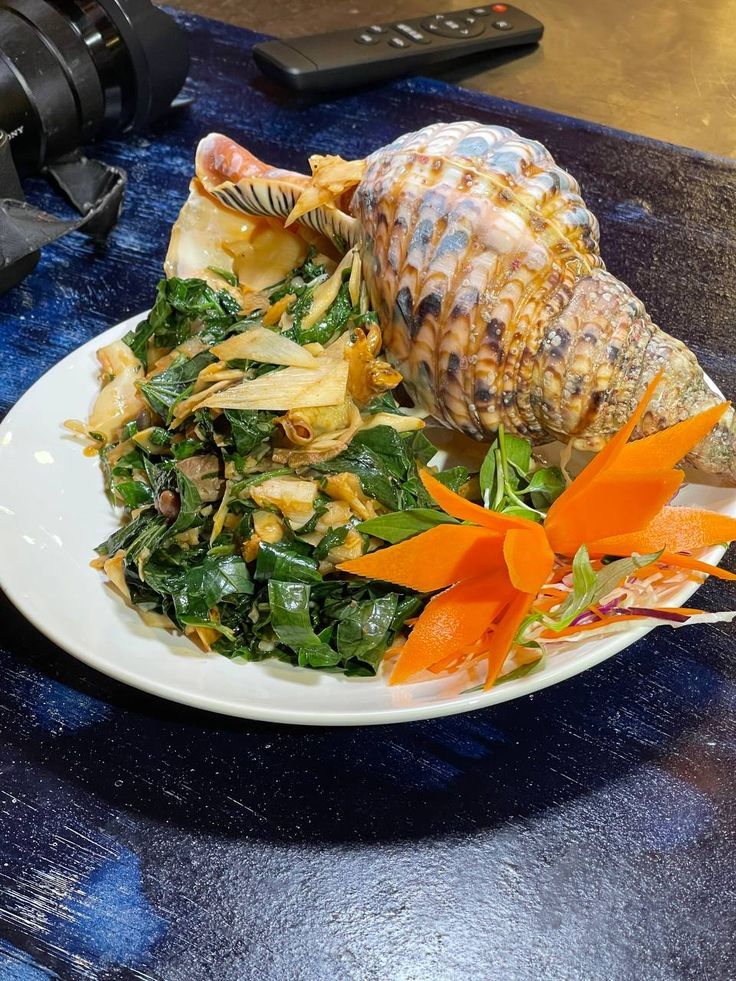  Stir-fried Triton's Trumpet Snail With Basil - Ốc Hoàng Hậu Xào Lá Quế (Giá tính theo 1 con 1 kg) 