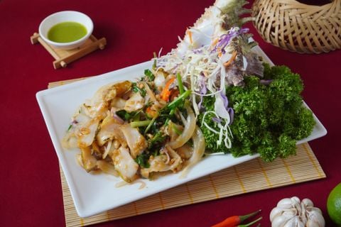  Stir-fried Giant Ramose Murex Snail With Basil - Ốc Gai Đại Xào Lá Quế (Giá tính theo 1 con 800 gram) 