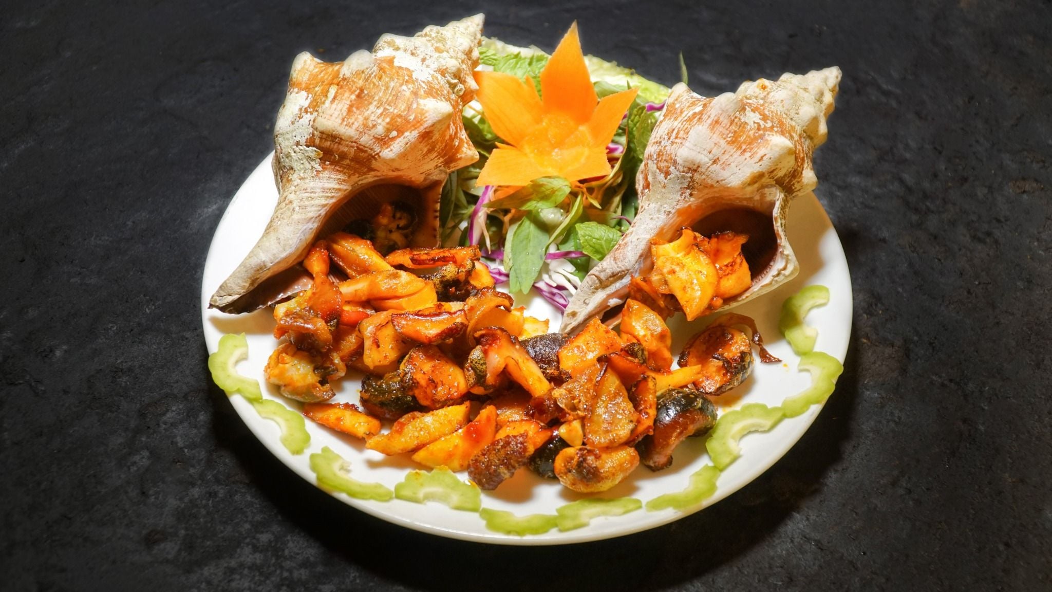  Grilled Giant Trapezium Horse Conch With Salt & Chili - Ốc Đỏ Đại Nướng Muối Ớt (Giá tính theo 1 con 300 gram) 