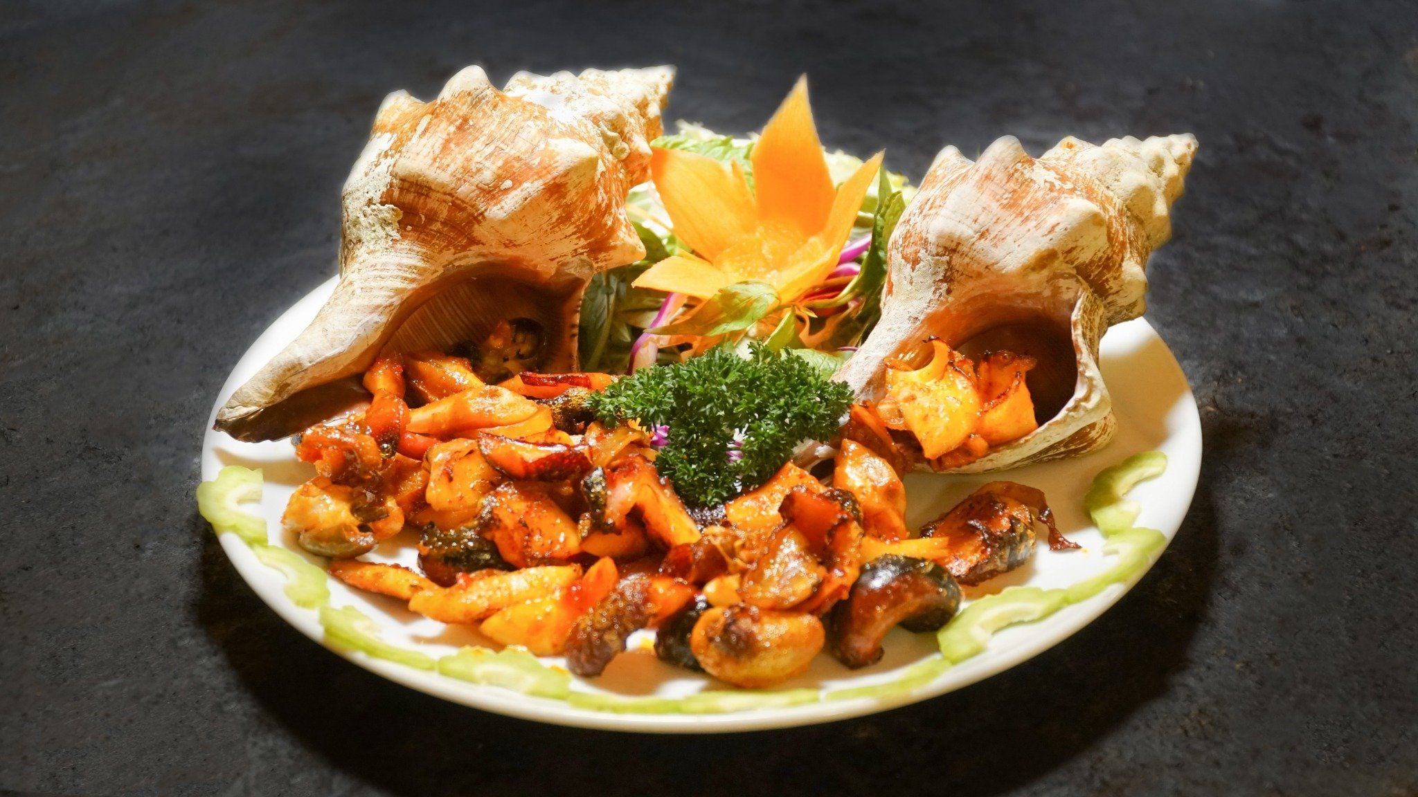  Grilled Giant Trapezium Horse Conch With Salt & Chili - Ốc Đỏ Đại Nướng Muối Ớt (Giá tính theo 1 con 300 gram) 