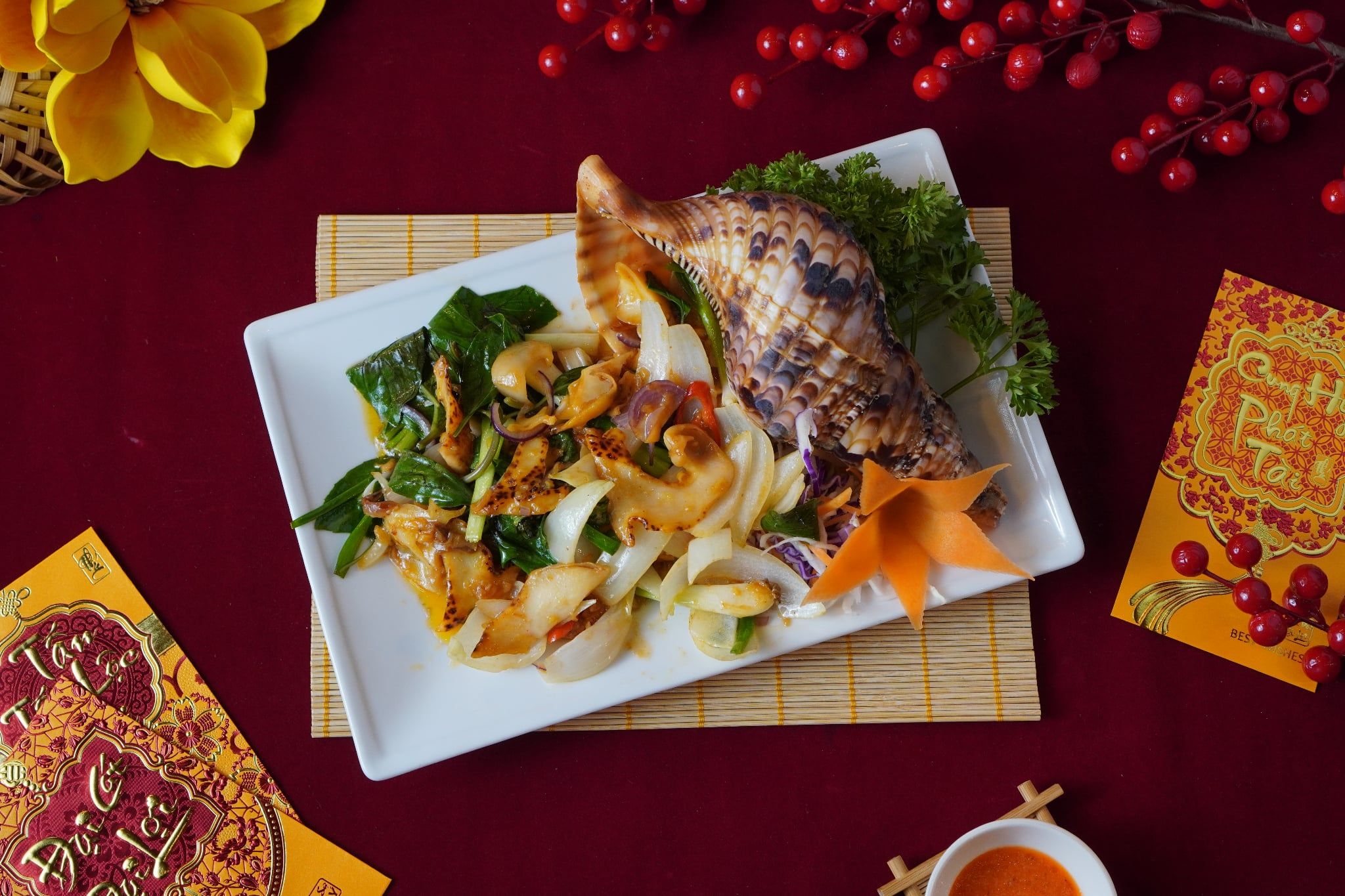  Stir-fried Triton's Trumpet Snail With Basil - Ốc Hoàng Hậu Xào Lá Quế (Giá tính theo 1 con 1 kg) 