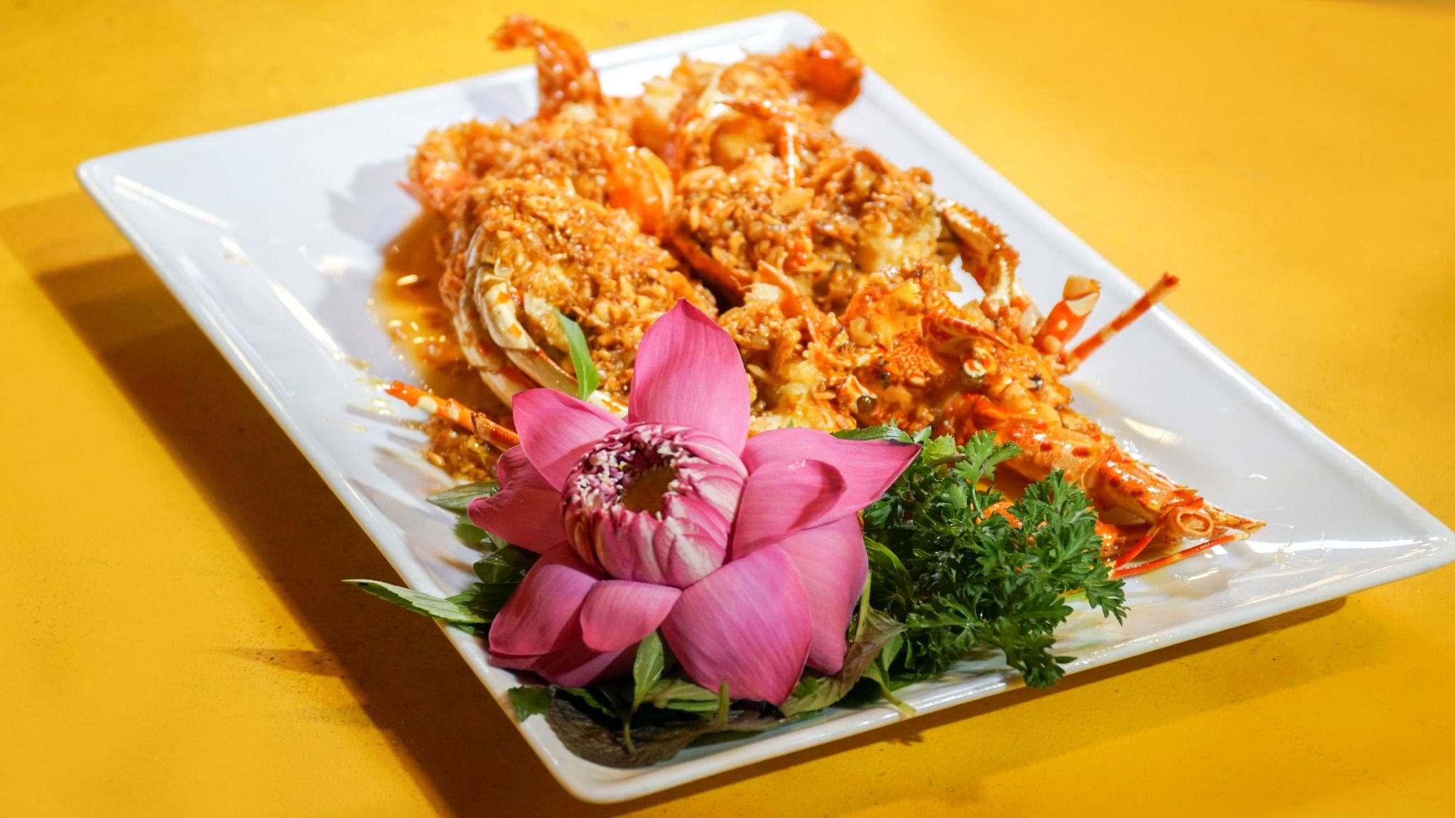  Pan-fried Tropical Rock Lobster With Garlic & Butter - Tôm Hùm Bông Cháy Bơ Tỏi (Giá tính theo 1 con 600 gram) 
