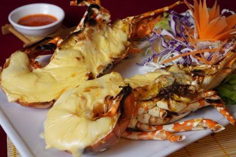  Tôm Hùm Bông Đút Lò Phô Mai (Giá tính theo 1 con kích thước 600 gram) - Baked Tropical Rock Lobster With Cheese 