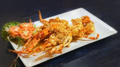  Pan-fried Tropical Rock Lobster With Garlic & Butter - Tôm Hùm Bông Cháy Bơ Tỏi (Giá tính theo 1 con 600 gram) 