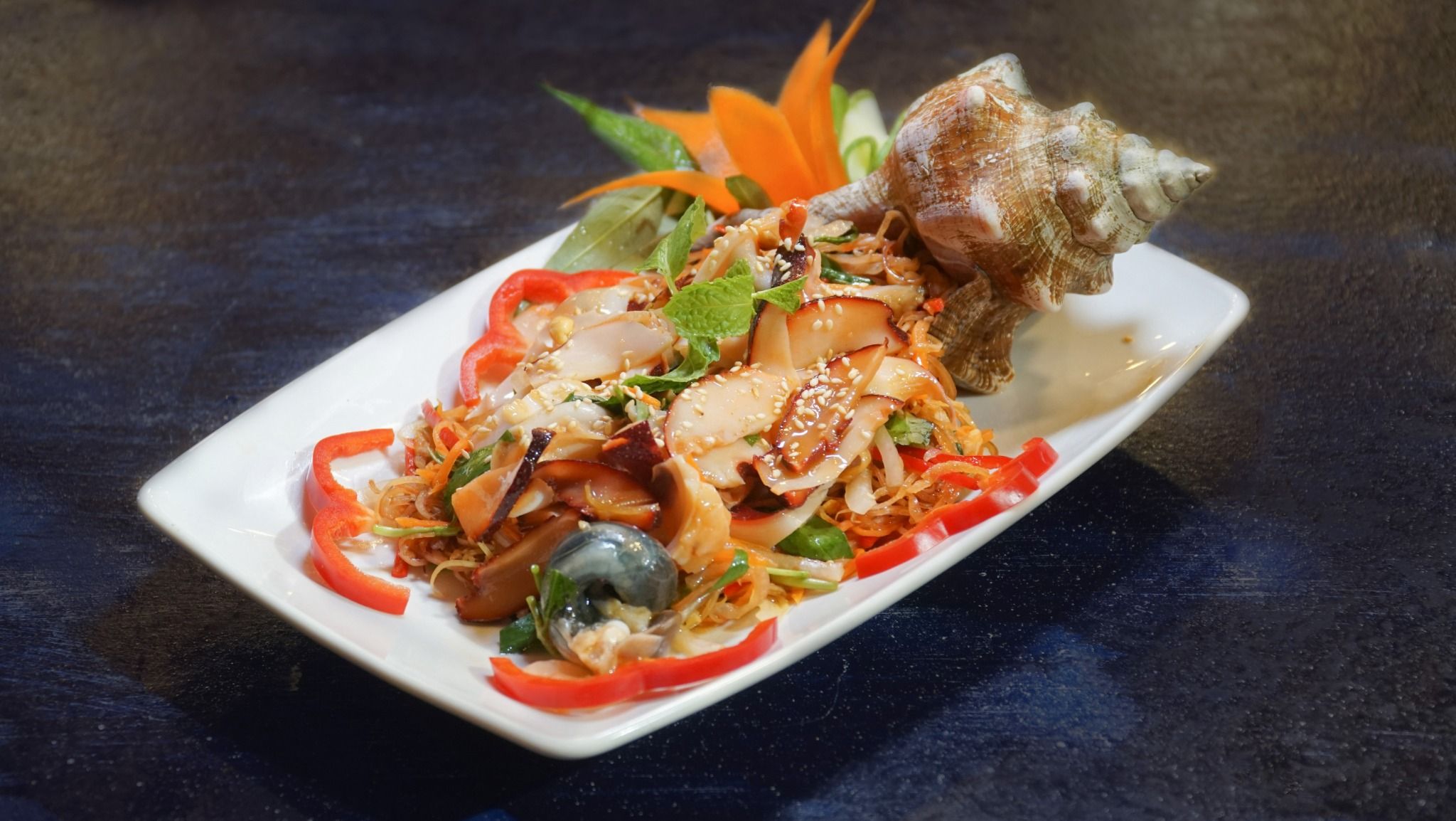  Giant Trapezium Horse Conch And Banana Blossom Salad - Gỏi Bắp Chuối Ốc Đỏ Đại (Giá tính theo 1 con 300 gram) 