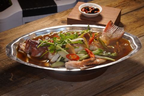  Steamed Red Grouper With Soy Sauce (set 800 gram) - Cá Mú Đỏ Hấp Xì Dầu ( 1 con 800 gram) 