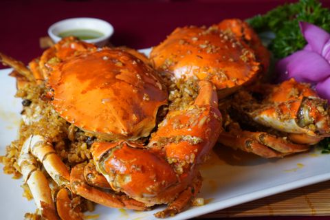 Pan-fried Ca Mau Crab With Garlic & Butter - Cua Cà Mau Cháy Bơ Tỏi (Giá tính theo 1 con 300 gram) 