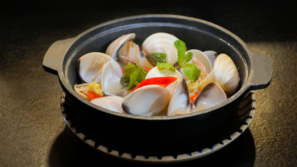  Steamed Clam With Lemongrass- Nghêu Hấp Sả 