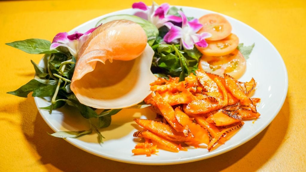  Stir-fried Melo Melo With Shrimp Shacha Sauce - Ốc giác vàng xào sa tế tôm (con 1kg) 