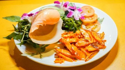  Stir-fried Melo Melo With Shrimp Shacha Sauce - Ốc giác vàng xào sa tế tôm (con 1kg) 