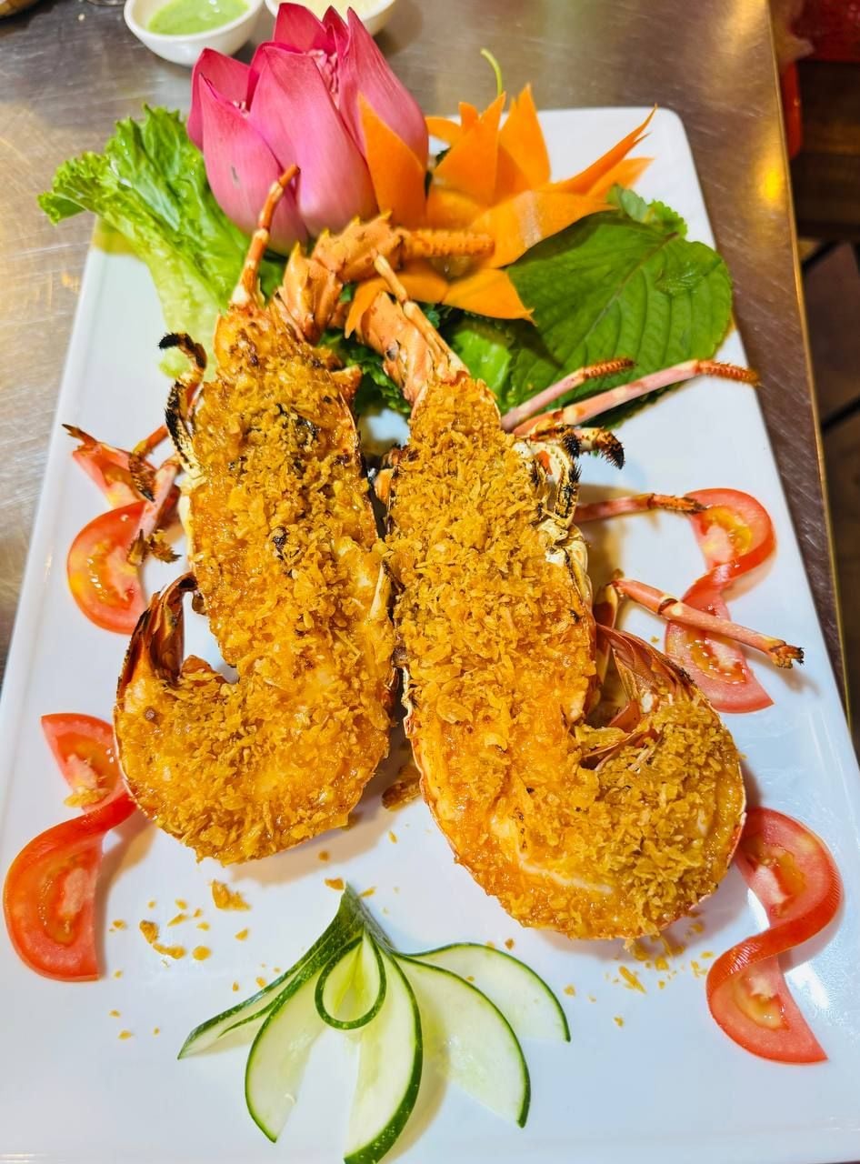  Pan-fried Scalloped Spiny Lobster With Garlic & Butter - Tôm Hùm Xanh Cháy Bơ Tỏi (Giá tính theo 1 con 600 gram) 