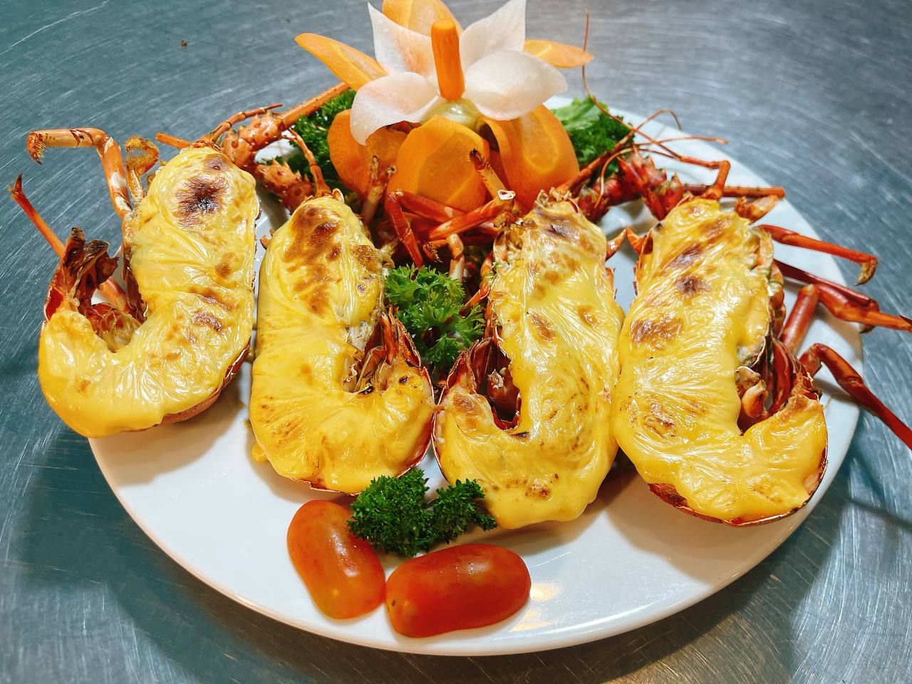  Baked Scalloped Spiny Lobster With Cheese - Tôm Hùm Xanh Đút Lò Phô Mai (Giá tính theo 1 con 600 gram) 