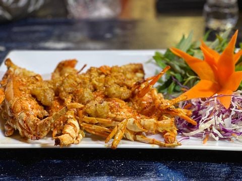  Pan-fried Scalloped Spiny Lobster With Garlic & Butter - Tôm Hùm Xanh Cháy Bơ Tỏi (Giá tính theo 1 con 600 gram) 