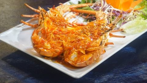  Pan-fried Tropical Rock Lobster With Lua Dai Viet Sauce - Tôm Hùm Bông Sốt Lúa Đại Việt (Giá tính theo 1 con 600 gram) 