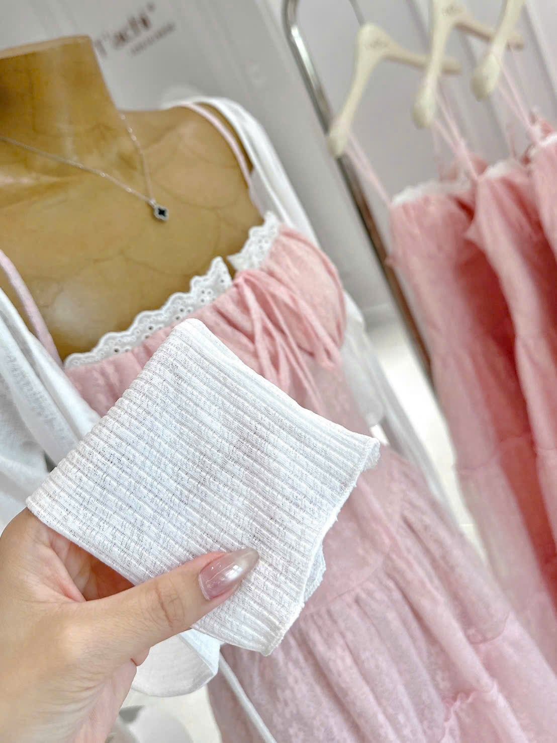  Đầm Hai Dây Ren Pink Muse 