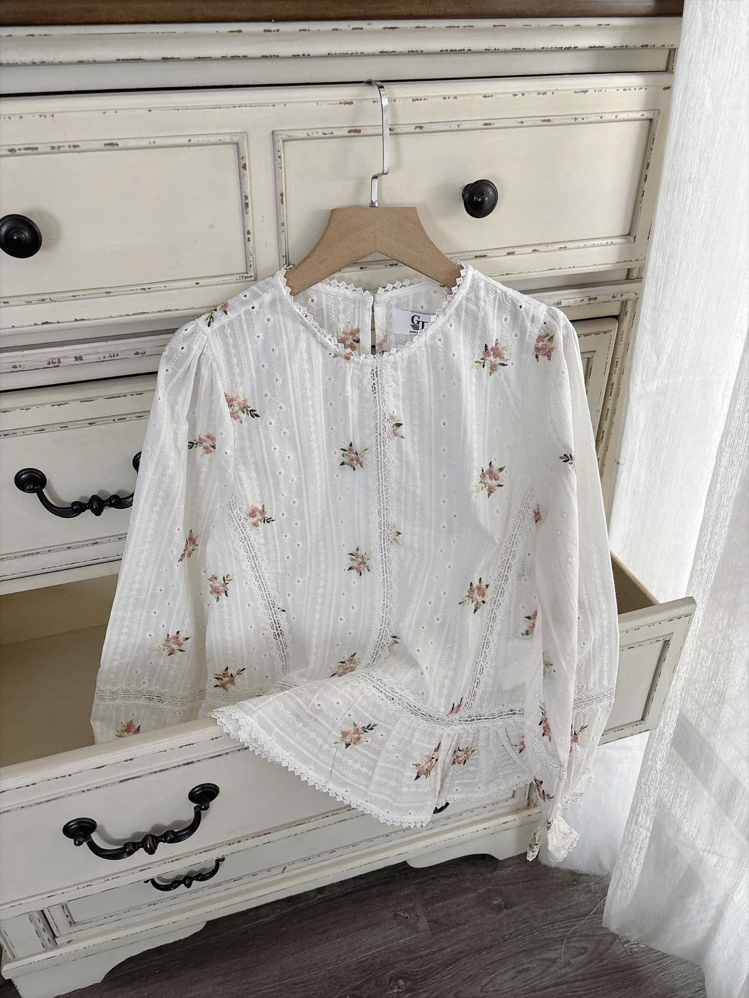  Áo kiểu nữ dài tay thêu hoa nhí viền bèo phong cách vintage 