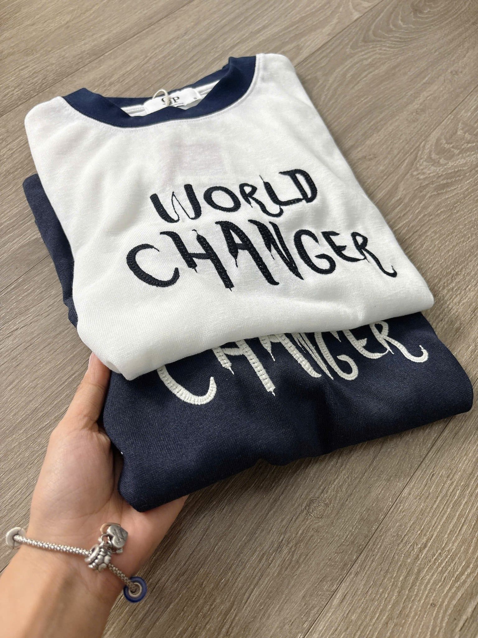  Áo thun nữ chữ "WORLD CHANGER" tay ngắn phối viền năng động 
