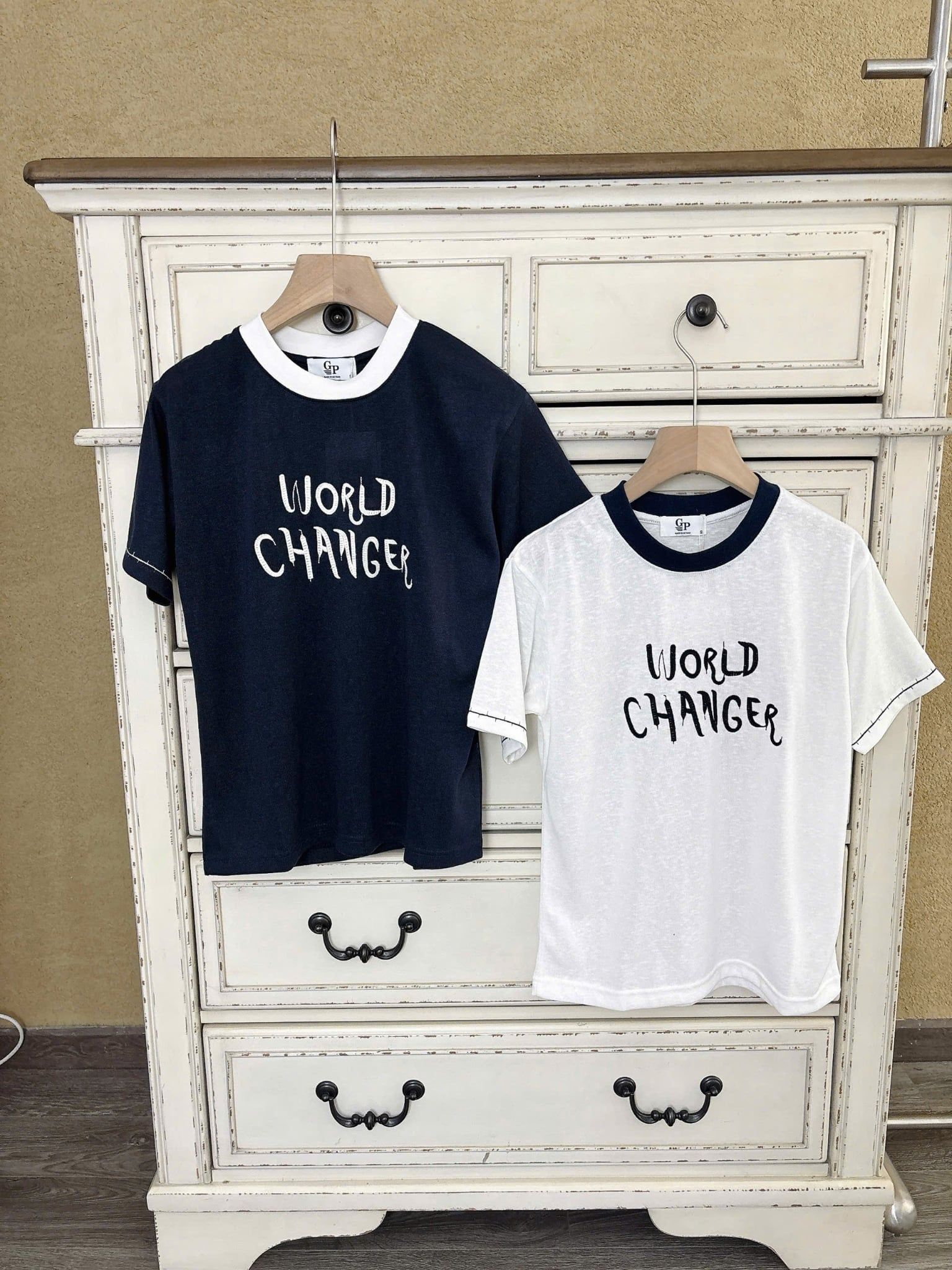  Áo thun nữ chữ "WORLD CHANGER" tay ngắn phối viền năng động 
