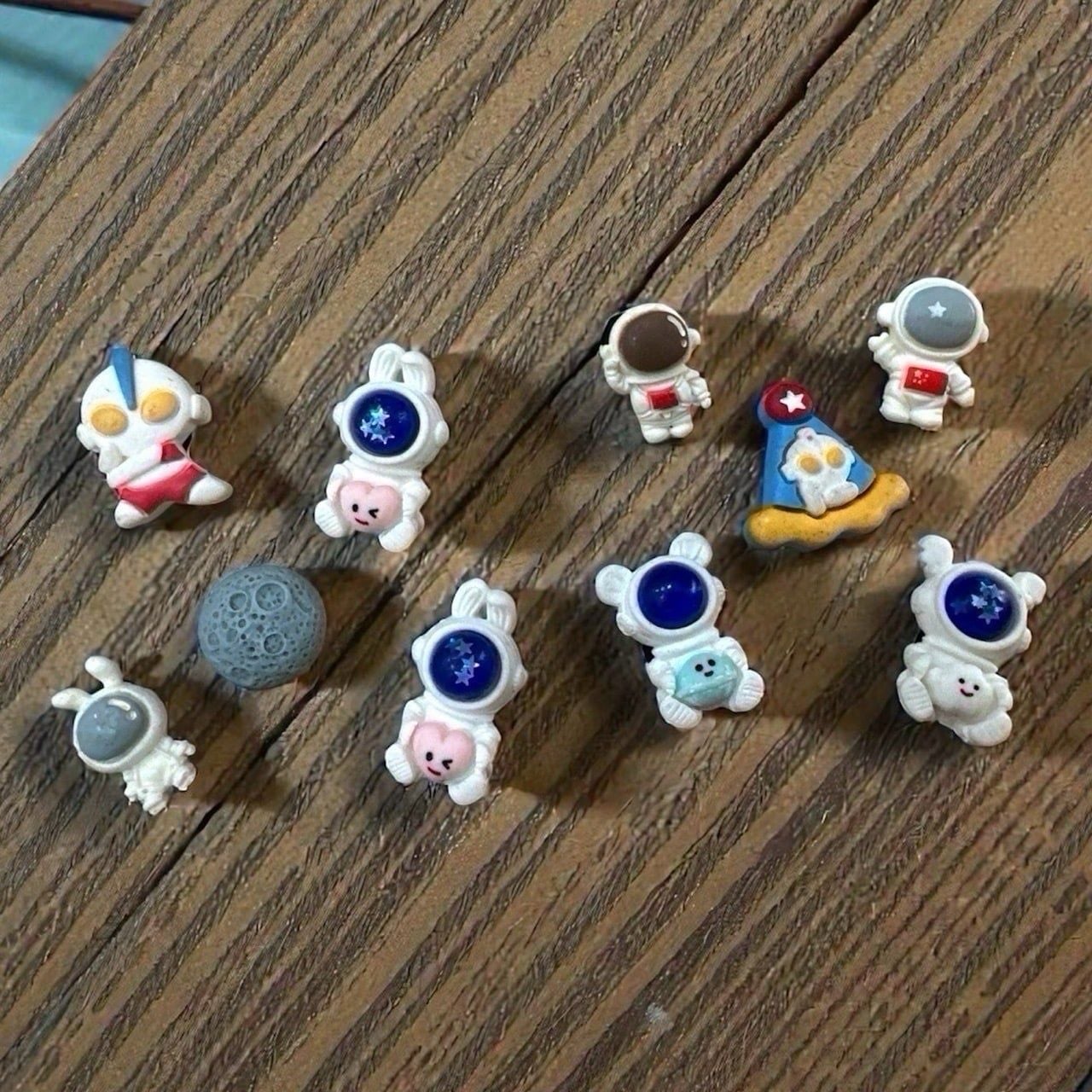  Jibbitz charms sticker 3D nhựa cứng phi hành gia, vũ trụ gắn trang trí dép sục cross 