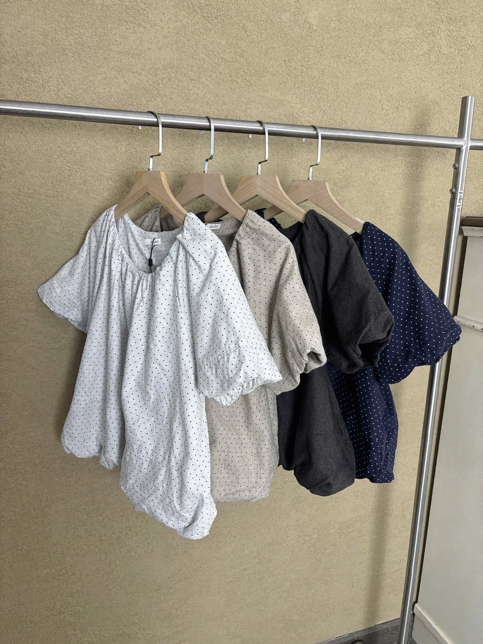  Áo nữ chất liệu linen họa tiết chấm bi form rộng thoáng mát 