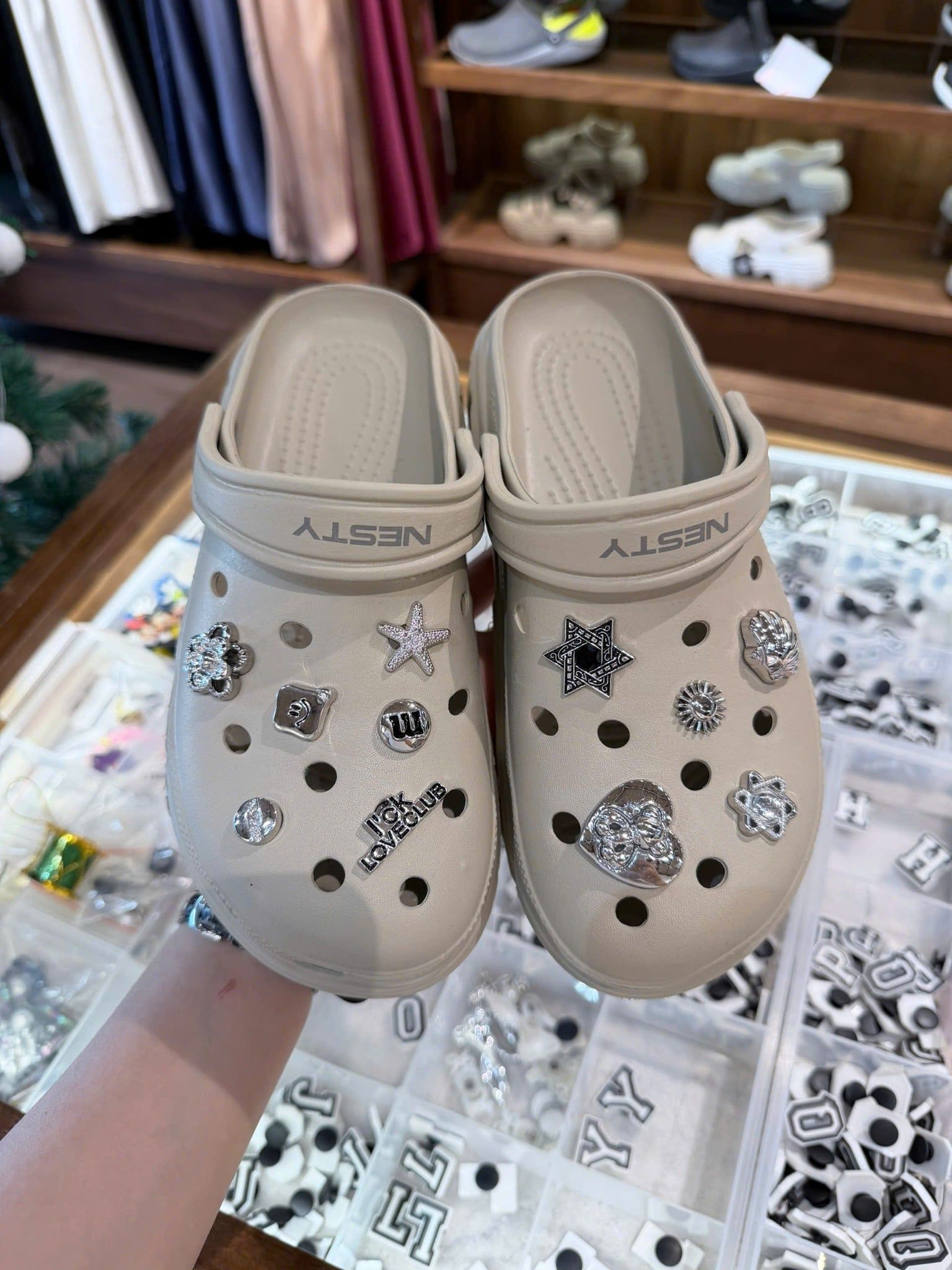  Set Jibbitz charms sticker giả kim vàng bạc cá tính gắn dép sục 