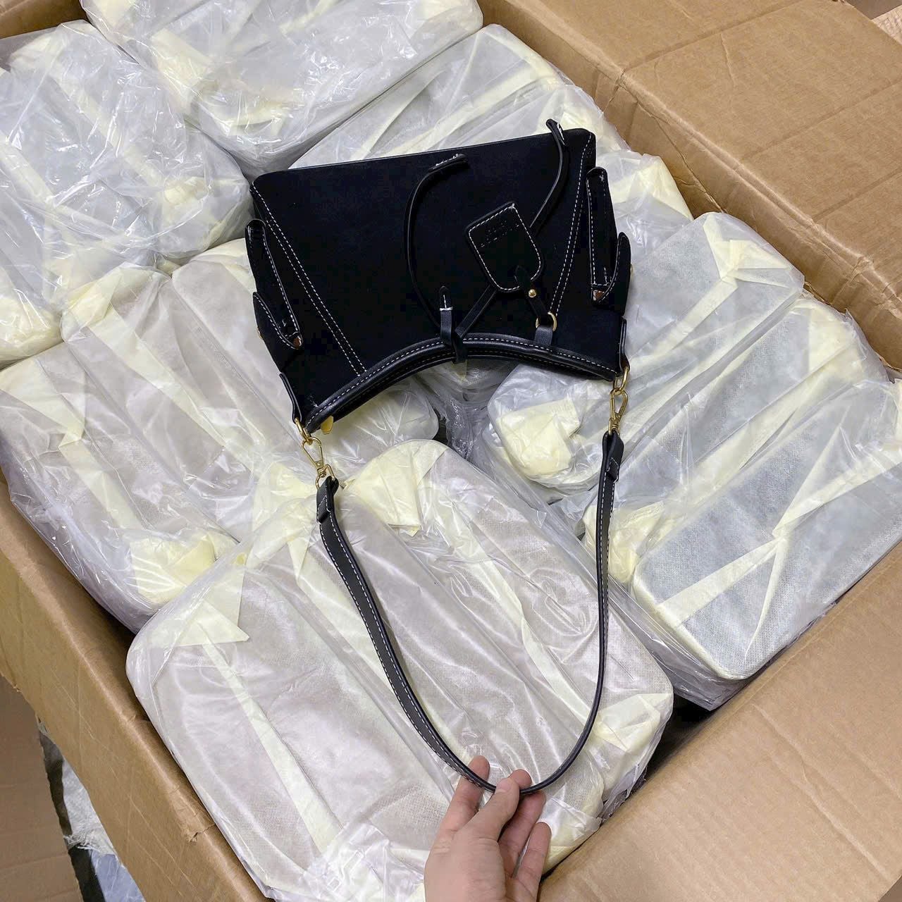  Túi xách nữ tote bản to da lộn đeo chéo tặng charm thỏ 