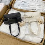  Túi xách đeo vai dây khoá gài kèm charm gấu 